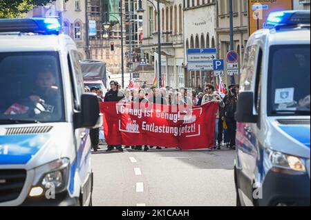 Halle, Germania. 17th Set, 2022. 17 settembre 2022, Sassonia-Anhalt, Halle (Saale): Manifestanti marciano attraverso il centro della città sotto lo slogan 'basta. A Halle, ci fu un rally il primo giorno nazionale di azione per il 'autunno caldo'. Con ciò, i partecipanti hanno protestato contro l'aumento dei prezzi dell'energia, per la sollievo dei cittadini, la tassazione dei profitti eccessivi delle compagnie petrolifere e l'accessibilità dei prodotti alimentari. Credit: dpa Picture Alliance/Alamy Live News Foto Stock