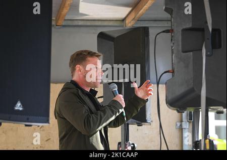 Halle, Germania. 17th Set, 2022. 17 settembre 2022, Sassonia-Anhalt, Halle (Saale): Martin Schirdewan, co-presidente del partito di sinistra, parla ai manifestanti nella piazza del mercato di Halle. A Halle, ci fu un raduno per la prima giornata nazionale di azione per l'"Autunno caldo". Con ciò, i partecipanti hanno protestato contro l'aumento dei prezzi dell'energia, per la sollievo dei cittadini, la tassazione dei profitti eccessivi delle compagnie petrolifere e l'accessibilità dei prodotti alimentari. Credit: dpa Picture Alliance/Alamy Live News Foto Stock