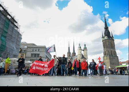 Halle, Germania. 17th Set, 2022. 17 settembre 2022, Sassonia-Anhalt, Halle (Saale): I manifestanti arrivano alla piazza del mercato. A Halle, ci fu un raduno per la prima giornata nazionale di azione per l'"Autunno caldo". Con ciò, i partecipanti hanno protestato contro l'aumento dei prezzi dell'energia, per la sollievo dei cittadini, la tassazione dei profitti eccessivi delle compagnie petrolifere e l'accessibilità dei prodotti alimentari. Credit: dpa Picture Alliance/Alamy Live News Foto Stock