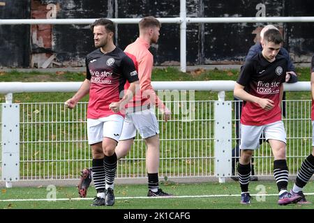 Galashiels, UK, sabato 17 settembre 2022 Calcio - Coppa Scozzese Round 1 - GALA FAIRYDEAN ROVERS FC vs SAUCHIE JUNIORS FOOTBALL CLUB Action dal primo tempo. Zander Murray, attaccante di Gala Fairydean Rovers, è diventato il primo calciatore scozzese ad uscire come gay. È il primo giocatore apertamente gay nella classifica professionale degli uomini in Scozia da Justin Fashanu con Airdrie e Hearts a metà degli anni '1990s. Il giocatore della Lowland League di 30 anni segue l'esempio degli arbitri Craig Napier e Lloyd Wilson nel mese di giugno. Credit: Rob Gray/Alamy Live News Foto Stock