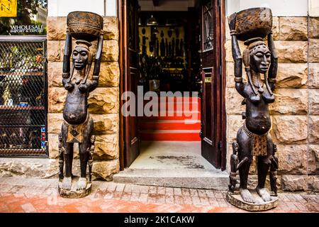 Arte e artigianato a Greenmarket Square, probabilmente il mercato delle pulci più famoso di Città del Capo, Città del Capo, Capo Occidentale, Sud Africa Foto Stock