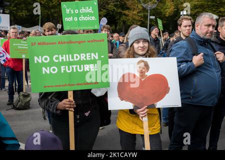 Berlino, Germania. 17th Set, 2022. La gente si è riunita a Berlino il 17 settembre 2022 per la manifestazione anti-aborto. Ci sono state alcune contro-dimostrazioni contro i manifestanti del movimento pro-vita. Il movimento ha tenuto numerose manifestazioni a Berlino dal 2002, e annualmente dal 2008. Un importante sostenitore della manifestazione è, tra gli altri, la Chiesa cattolica. Numerosi papi hanno già rivolto i loro saluti ai partecipanti negli anni precedenti. La tesi centrale è che la vita umana e la dignità umana iniziano con il concepimento. In questo senso, l'aborto sta uccidendo l'indovinoso Foto Stock