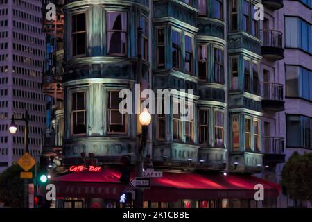 Columbus Tower illuminata con cafe', bar di notte, dettaglio Sentinel Building, Francis Ford Coppola Building, stile Flatiron, verde rame, stilizzato Foto Stock