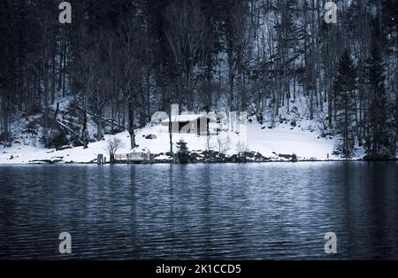 Rifugio solitario nel paesaggio invernale a Koenigssee, Berchtesgaden, Baviera, Germania Foto Stock