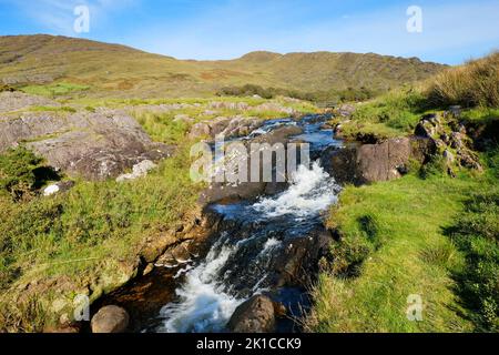 Piccolo fiume che scorre attraverso Gleninchaquin Park, County Kerry, Irlanda - John Gollop Foto Stock