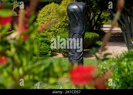 Joan Miró (spagnolo, 18931983), Figura, 1976, bronzo fuso a cera persa, giardino Marivent, Palma, Maiorca. Foto Stock