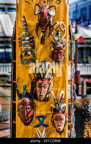 Maschere di legno dalla Costa d'Avorio, da Greenmarket Square, probabilmente il più famoso mercato delle pulci Città del Capo, Città del Capo, Capo Occidentale, Sud Africa Foto Stock