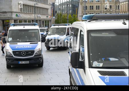 Halle, Germania. 17th Set, 2022. 17 settembre 2022, Sassonia-Anhalt, Halle (Saale): Auto della polizia sulla piazza del mercato. A Halle, ci fu un raduno per la prima giornata nazionale di azione per l'"Autunno caldo". Con ciò, i partecipanti hanno protestato contro l'aumento dei prezzi dell'energia, per il sollievo dei cittadini, per la tassazione dei profitti eccessivi delle compagnie petrolifere e per l'accessibilità dei prodotti alimentari. Credit: dpa Picture Alliance/Alamy Live News Foto Stock