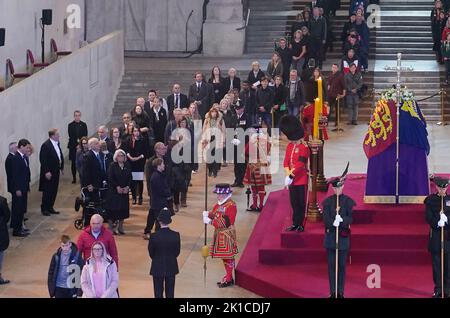Il primo ministro del Canada, Justin Trudeau (estrema sinistra), inchina la testa in un segno di rispetto mentre vede la bara della regina Elisabetta II, drappeggiato nello Standard reale con la corona imperiale di Stato e la corona e lo scettro del Sovrano, giacendo in stato sulla catafalque in Westminster Hall, Al Palazzo di Westminster, Londra, davanti al suo funerale il lunedì. Data immagine: Sabato 17 settembre 2022. Foto Stock