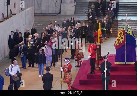 Il primo Ministro del Canada, Justin Trudeau (all'estrema sinistra), vede la bara della Regina Elisabetta II, drappeggiato nello Standard reale con la Corona di Stato Imperiale e l'orbo e scettro del Sovrano, adagiato in stato sulla catafalque nella Westminster Hall, al Palazzo di Westminster, Londra, Davanti al suo funerale il lunedì. Data immagine: Sabato 17 settembre 2022. Foto Stock