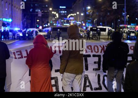 Helsinki, Finlandia - 6 dicembre 2021: I manifestanti della sinistra antifascista Helsinki ilman natseja (Helsinki senza nazisti) processione / cou Foto Stock