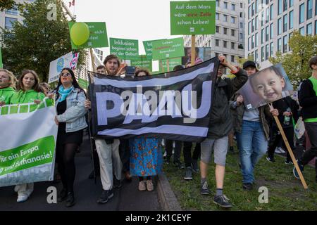 Berlino, Germania. 17th Set, 2022. La gente si è riunita a Berlino il 17 settembre 2022 per la manifestazione anti-aborto. Ci sono state alcune contro-dimostrazioni contro i manifestanti del movimento pro-vita. Il movimento ha tenuto numerose manifestazioni a Berlino dal 2002, e annualmente dal 2008. Un importante sostenitore della manifestazione è, tra gli altri, la Chiesa cattolica. Numerosi papi hanno già rivolto i loro saluti ai partecipanti negli anni precedenti. La tesi centrale è che la vita umana e la dignità umana iniziano con il concepimento. In questo senso, l'aborto sta uccidendo l'indovinoso Foto Stock