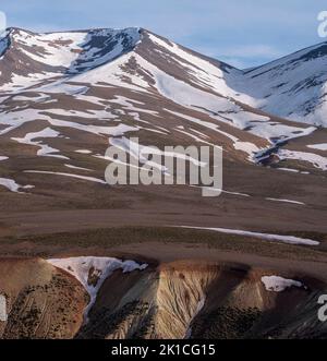 Formazioni rocciose erose, discesa verso la gola di Arous, trekking M Goun, catena montuosa dell'Atlante, marocco, africa. Foto Stock