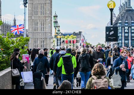 Londra, Regno Unito. 17th Set, 2022. Sul ponte di westminster e passando una Giustizia per Chris Kaba (che è stato ucciso dalla polizia incontrata) cartello - la coda per vedere la menzogna in stato della bara della Regina Elisabetta II, che si trova nella Westminster Hall. Credit: Guy Bell/Alamy Live News Foto Stock