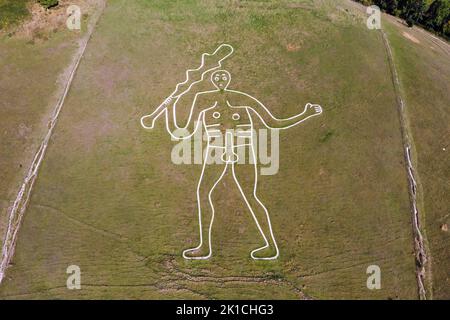 Cerne Abbas, Dorset, Regno Unito. 17th settembre 2022. Meteo nel Regno Unito. Vista dall'aria del Cerne Abbas Giant a Dorset, immerso nel caldo sole del pomeriggio autunnale. Picture Credit: Graham Hunt/Alamy Live News Foto Stock