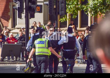 Londra, Regno Unito. 17th Set, 2022. La polizia incontrò un uomo che arrestò in una trafficata piazza del Parlamento. Grandi folle continuano a riunirsi intorno al Palazzo di Westminster, dove la caffetteria della Regina è attualmente conservata. Credit: Vuk Valcic/Alamy Live News Foto Stock