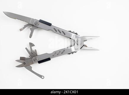 multitool in acciaio inox con tutti gli accessori aperti Foto Stock