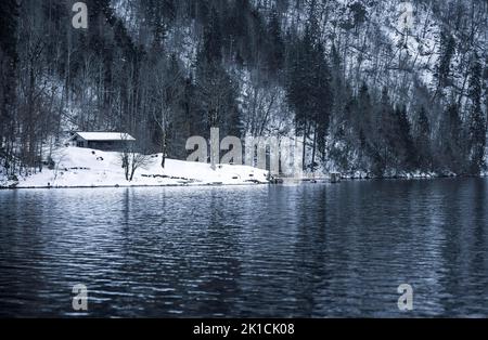 Rifugio solitario a Koenigssee nel paesaggio invernale, Berchtesgaden, Baviera, Germania Foto Stock