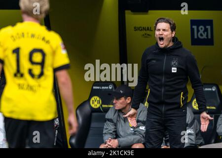 Dortmund, Germania. 17th Set, 2022. Calcio: Bundesliga, Borussia Dortmund - FC Schalke 04, Giornata 7, Signal-Iduna Park: L'allenatore di Dortmund Edin Terzic urla con rabbia. Credit: David Inderlied/dpa - NOTA IMPORTANTE: In conformità ai requisiti della DFL Deutsche Fußball Liga e del DFB Deutscher Fußball-Bund, è vietato utilizzare o utilizzare fotografie scattate nello stadio e/o della partita sotto forma di sequenze di immagini e/o serie di foto simili a video./dpa/Alamy Live News Foto Stock