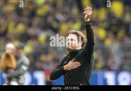 Dortmund, Germania. 17th Set, 2022. Calcio: Bundesliga, Borussia Dortmund - FC Schalke 04, Giornata 7, Signal Iduna Park. Edin Terzic, allenatore di Dortmund, festeggia dopo la partita. Credit: Bernd Thissen/dpa - NOTA IMPORTANTE: In conformità ai requisiti della DFL Deutsche Fußball Liga e del DFB Deutscher Fußball-Bund, è vietato utilizzare o utilizzare fotografie scattate nello stadio e/o della partita sotto forma di sequenze di immagini e/o serie di foto simili a video./dpa/Alamy Live News Foto Stock