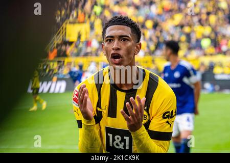 Dortmund, Germania. 17th Set, 2022. Calcio: Bundesliga, Borussia Dortmund - FC Schalke 04, Giornata 7, Signal-Iduna Park: Jude Bellingham di Dortmund si lamenta con l'arbitro assistente. Credit: David Inderlied/dpa - NOTA IMPORTANTE: In conformità ai requisiti della DFL Deutsche Fußball Liga e del DFB Deutscher Fußball-Bund, è vietato utilizzare o utilizzare fotografie scattate nello stadio e/o della partita sotto forma di sequenze di immagini e/o serie di foto simili a video./dpa/Alamy Live News Foto Stock