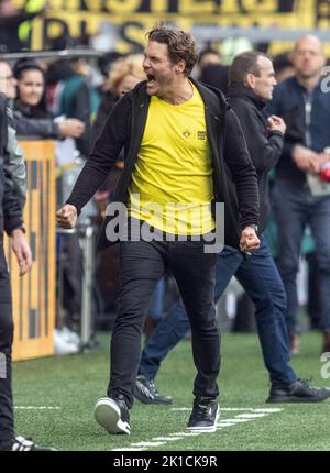 Dortmund, Germania. 17th Set, 2022. Calcio: Bundesliga, Borussia Dortmund - FC Schalke 04, Giornata 7, Signal Iduna Park. L'allenatore di Dortmund Edin Terzic festeggia al fischio finale. Credit: Bernd Thissen/dpa - NOTA IMPORTANTE: In conformità ai requisiti della DFL Deutsche Fußball Liga e del DFB Deutscher Fußball-Bund, è vietato utilizzare o utilizzare fotografie scattate nello stadio e/o della partita sotto forma di sequenze di immagini e/o serie di foto simili a video./dpa/Alamy Live News Foto Stock