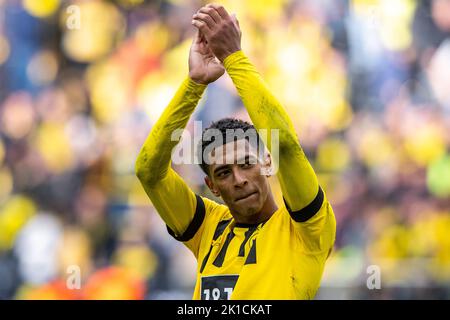 Dortmund, Germania. 17th Set, 2022. Calcio: Bundesliga, Borussia Dortmund - FC Schalke 04, Giornata 7, Signal-Iduna Park: Jude Bellingham di Dortmund festeggia dopo il fischio finale. Credit: David Inderlied/dpa - NOTA IMPORTANTE: In conformità ai requisiti della DFL Deutsche Fußball Liga e del DFB Deutscher Fußball-Bund, è vietato utilizzare o utilizzare fotografie scattate nello stadio e/o della partita sotto forma di sequenze di immagini e/o serie di foto simili a video./dpa/Alamy Live News Foto Stock