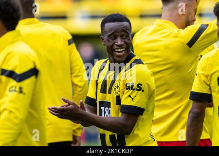 Dortmund, Germania. 17th Set, 2022. Calcio: Bundesliga, Borussia Dortmund - FC Schalke 04, Giornata 7, Signal-Iduna Park: Youssoufa Moukoko di Dortmund festeggia dopo il fischio finale. Credit: David Inderlied/dpa - NOTA IMPORTANTE: In conformità ai requisiti della DFL Deutsche Fußball Liga e del DFB Deutscher Fußball-Bund, è vietato utilizzare o utilizzare fotografie scattate nello stadio e/o della partita sotto forma di sequenze di immagini e/o serie di foto simili a video./dpa/Alamy Live News Foto Stock