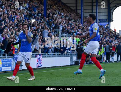 OBIETTIVO 2-2 Portsmouth avanti Reeco Hackett-Fairchild (18) celebra un obiettivo in 94th minuti e assicura un punto per Pompey nel tardo dramma durante la partita della Sky Bet League 1 Portsmouth vs Plymouth Argyle a Fratton Park, Portsmouth, Regno Unito, 17th settembre 2022 (Foto di Stanley Kasala/News Images) Foto Stock