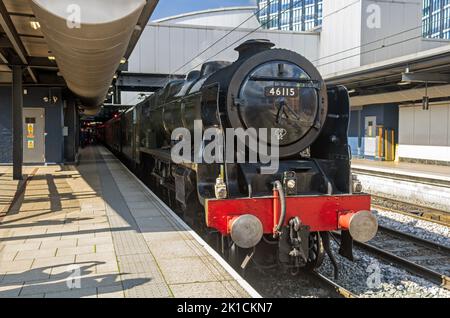 46115 'Scots Guardsman' a Leeds, lavorando al 1Z70 30th Anniversary Steam Special. Foto Stock