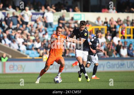 Londra, Regno Unito. 17th Set, 2022. Jerry Yates di Blackpool in palla durante la partita EFL Sky Bet Championship tra Millwall e Blackpool al Den, Londra, Inghilterra il 17 settembre 2022. Foto di Joshua Smith. Solo per uso editoriale, licenza richiesta per uso commerciale. Non è utilizzabile nelle scommesse, nei giochi o nelle pubblicazioni di un singolo club/campionato/giocatore. Credit: UK Sports Pics Ltd/Alamy Live News Foto Stock