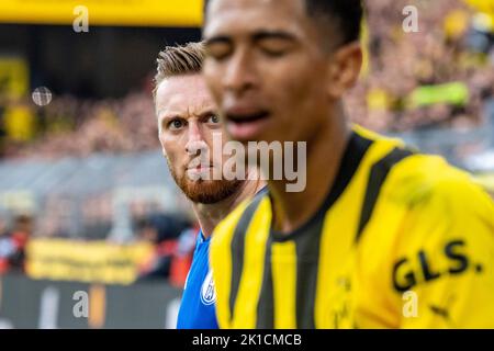 Dortmund, Germania. 17th Set, 2022. Calcio: Bundesliga, Borussia Dortmund - FC Schalke 04, Giornata 7, Signal-Iduna Park: Tobias Mohr di Schalke (l) guarda alla Jude Bellingham di Dortmund. Credit: David Inderlied/dpa - NOTA IMPORTANTE: In conformità ai requisiti della DFL Deutsche Fußball Liga e del DFB Deutscher Fußball-Bund, è vietato utilizzare o utilizzare fotografie scattate nello stadio e/o della partita sotto forma di sequenze di immagini e/o serie di foto simili a video./dpa/Alamy Live News Foto Stock