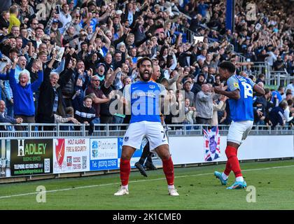 Portsmouth, Regno Unito. 17th Set, 2022. OBIETTIVO 2-2 Portsmouth avanti Reeco Hackett-Fairchild (18) celebra un obiettivo in 94th min e assicura un punto per Pompey nel tardo dramma durante la partita della Sky Bet League 1 Portsmouth vs Plymouth Argyle a Fratton Park, Portsmouth, Regno Unito, 17th settembre 2022 (Foto di Stanley Kasala/News Images) a Portsmouth, Regno Unito il 9/17/2022. (Foto di Stanley Kasala/News Images/Sipa USA) Credit: Sipa USA/Alamy Live News Foto Stock