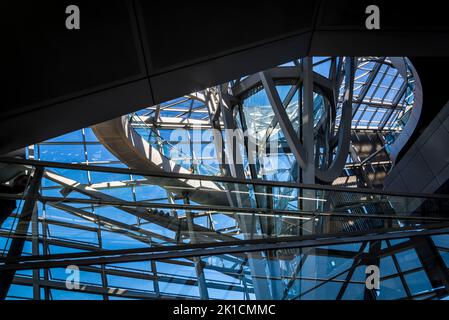 Struttura interna del tetto nel Museo della confluenza, un centro scientifico e museo di antropologia che ha aperto nel 2014, Lione, Francia Foto Stock