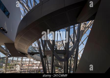 Struttura interna del tetto nel Museo della confluenza, un centro scientifico e museo di antropologia che ha aperto nel 2014, Lione, Francia Foto Stock