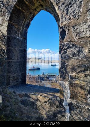 Uno scatto verticale di una finestra dalla McCaig Tower a Oban Bay, Scozia Foto Stock