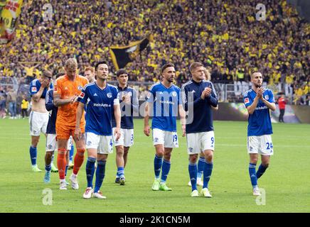 Dortmund, Germania. 17th Set, 2022. Calcio: Bundesliga, Borussia Dortmund - FC Schalke 04, Giornata 7, Signal Iduna Park. I giocatori di Schalke ringraziano i loro fan. Credit: Bernd Thissen/dpa - NOTA IMPORTANTE: In conformità ai requisiti della DFL Deutsche Fußball Liga e del DFB Deutscher Fußball-Bund, è vietato utilizzare o utilizzare fotografie scattate nello stadio e/o della partita sotto forma di sequenze di immagini e/o serie di foto simili a video./dpa/Alamy Live News Foto Stock