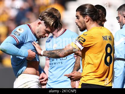 Wolverhampton, Regno Unito. 17th settembre 2022. Jack Grealish di Manchester City mostra il suo infortunio a Ruben Neves dopo un'alta sfida da Nathan Collins di Wolverhampton Wanderers durante la partita della Premier League a Molineux, Wolverhampton. Il credito dell'immagine dovrebbe essere: Darren Staples / Sportimage Credit: Sportimage/Alamy Live News Foto Stock