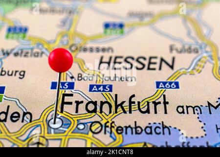 Mappa di Francoforte. Primo piano della mappa di Francoforte con la puntina rossa. Mappa con punto rosso di Francoforte in Germania. Foto Stock