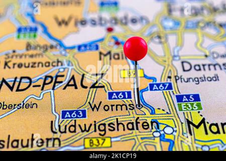 Worm mappa. Primo piano della mappa Worms con il puntino rosso. Mappa con punto rosso di Worms in Germania. Foto Stock