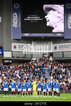 Glasgow, Regno Unito. 17th settembre 2022. La squadra dei Rangers si allinea per un minuto di silenzio prima della partita della Cinch Premiership all'Ibrox Stadium, Glasgow. L'immagine di credito dovrebbe essere: Neil Hanna / Sportimage Foto Stock