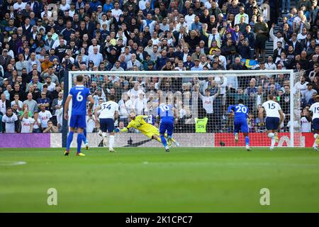 Tottenham, Londra, Regno Unito. 17th Set, 2022. Premier League football, Tottenham Hotspur contro Leicester City; il portiere Hugo Lloris di Tottenham Hotspur salva una sanzione da Youri Tielemans di Leicester City in 5th minuti, ma è stato ordinato di essere ripreso dopo che VAR ha giudicato che Lloris si è spostato troppo presto. Credit: Action Plus Sports/Alamy Live News Foto Stock