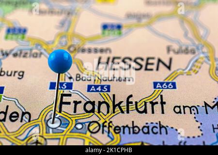 Mappa di Francoforte. Primo piano della mappa di Francoforte con la puntina blu. Mappa con punto rosso di Francoforte in Germania. Foto Stock