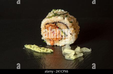 Sushi in rotolo di salmone piccante con wasabi e zenzero sottaceto Foto Stock