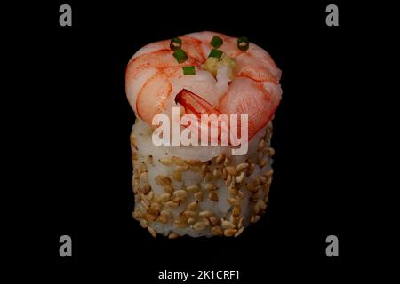 Rullo californiano con un rivestimento di semi di sesamo, sormontato da un gambero e da una limanda di wasabi Foto Stock