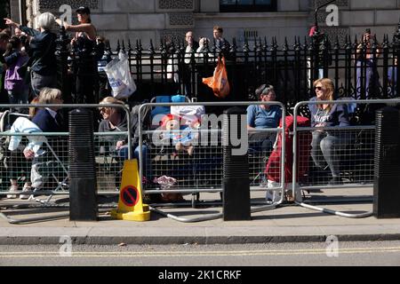 Migliaia di persone vi stanno pagando gli ultimi rispetti alla Regina a Westminster Hall . Una coda di persone lunga quasi tre miglia si sta gradualmente muovendo in avanti la linea ha la capacità di allungare per 10 miglia , ma non vi è alcun quarto che tutti coloro che si unisce a essa otterranno a limare oltre la bara . La gente ha anche allestito un campo fuori dalla stazione della metropolitana di Westminster da coloro che desiderano vedere la processione funeraria Lunedi 19 settembre e si sono accampati lì per giorni per assicurarsi di ottenere un posto in prima fila ... Foto Stock