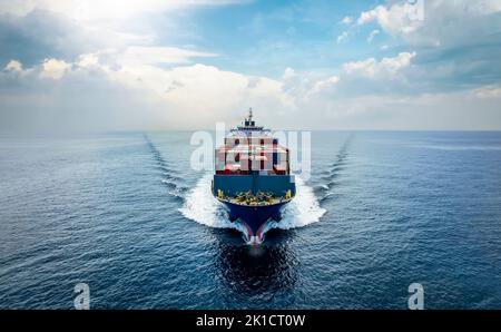 Vista frontale aerea di una nave da carico con container caricato Foto Stock