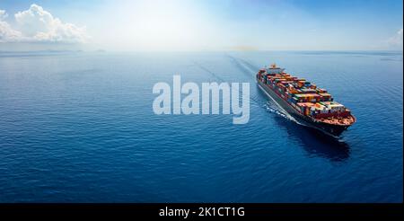 Panorama aereo di una nave da carico che trasporta container Foto Stock