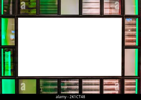 Mockup.White orizzontale pubblicità affissioni banner mostra all'interno su colorata parete di vetro Foto Stock