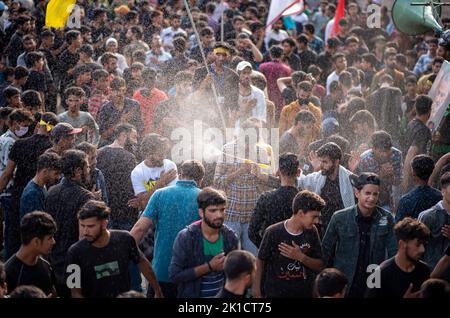 Srinagar, India. 17th Set, 2022. I musulmani sciiti hanno battuto le loro casse durante una processione Arbaeen a Srinagar. Arbaeen (arabo per 'quarantesimo'), segna la fine del periodo di lutto di 40 giorni dopo Ashura, che commemora l'uccisione del nipote del Profeta Maometto Imam Hussein ibn Ali da parte delle forze del califfo Yazid Ummayad nel 680 d.C. Credit: SOPA Images Limited/Alamy Live News Foto Stock